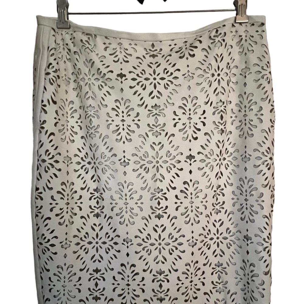 🌸Laser cut Lord & Taylor signature skirt 14 petite🌸 Faux Leather